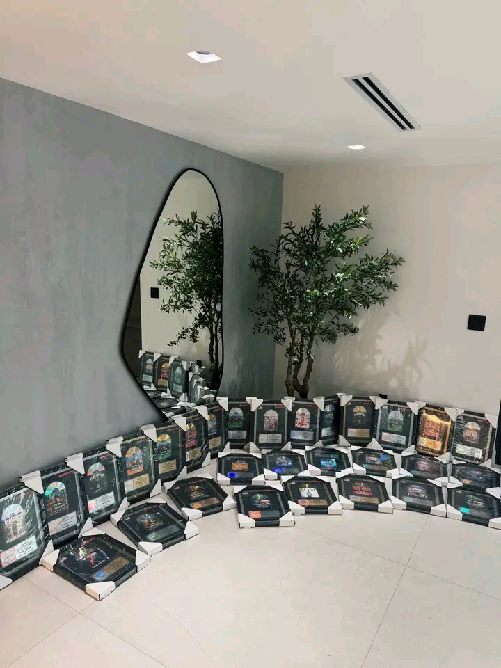 BEBESHITO SE VA A OTRO NIVEL, 30 DISCOS CERTIFICADOS EN ESTADOS UNIDOS
