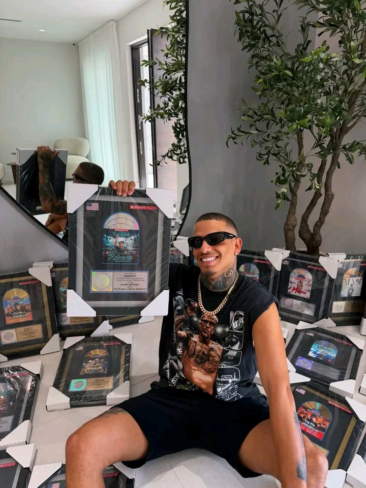 BEBESHITO SE VA A OTRO NIVEL, 30 DISCOS CERTIFICADOS EN ESTADOS UNIDOS