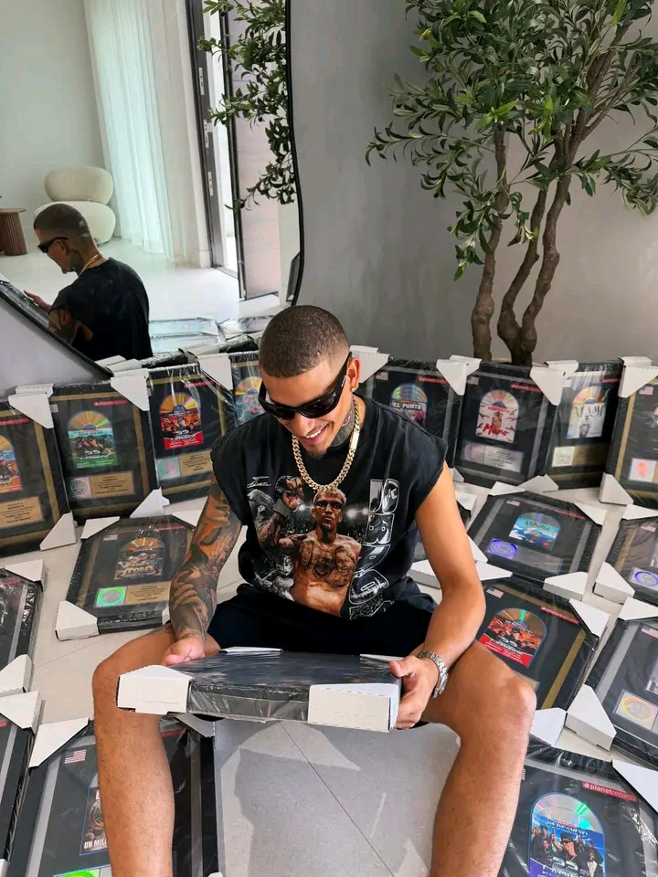 BEBESHITO SE VA A OTRO NIVEL, 30 DISCOS CERTIFICADOS EN ESTADOS UNIDOS